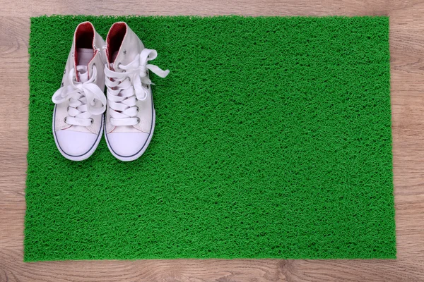 Tappeto verde sul pavimento e conversare primo piano — Foto Stock