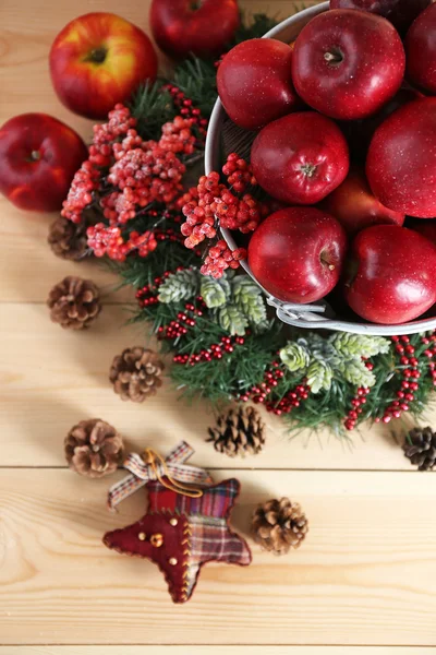 Kerst appels in emmer — Stockfoto