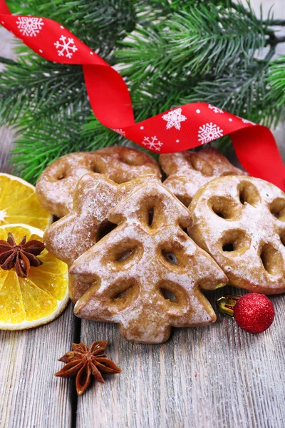 クリスマスの装飾とジンジャーブレッドクッキー — ストック写真