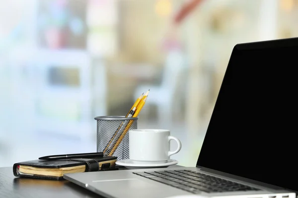 Moderner Laptop auf Tisch, auf hellem Hintergrund — Stockfoto