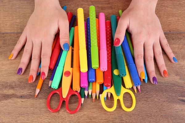 Multicolor vrouwelijke manicure met markeringen en potloden op houten achtergrond — Stockfoto