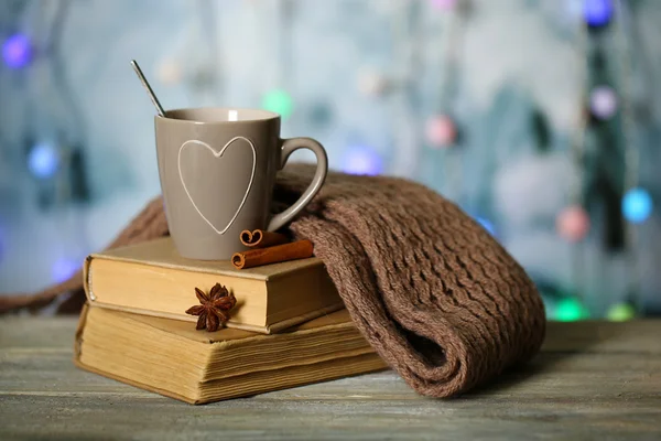 Hermosa composición con taza de bebida caliente, sobre fondo de luces — Foto de Stock