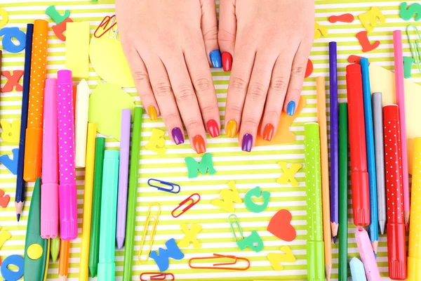 Manicure femminile multicolore con cancelleria su sfondo luminoso — Foto Stock