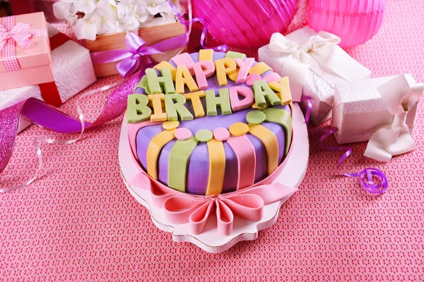 Delicioso pastel de cumpleaños — Foto de Stock