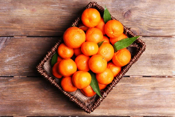 Verse rijpe mandarijnen in houten doos, op houten achtergrond — Stockfoto
