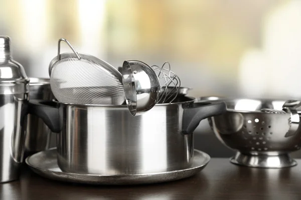 Utensílios de cozinha de aço inoxidável na mesa — Fotografia de Stock