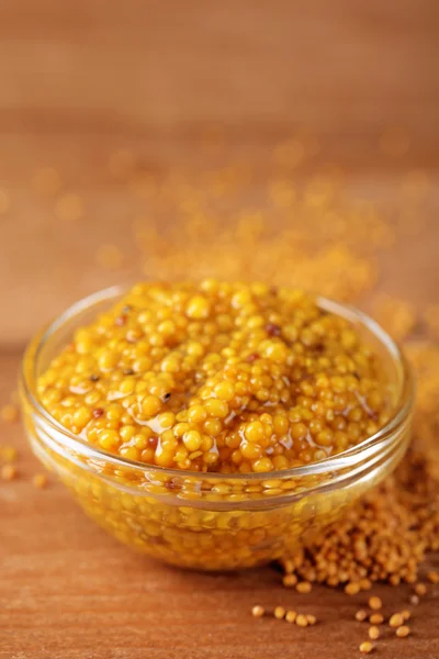 Mustard in bowl on wooden background — Stock Photo, Image