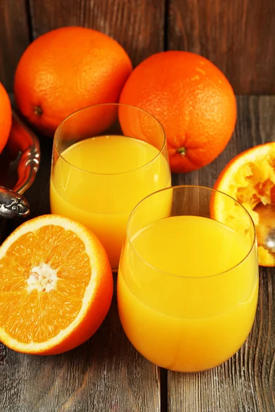 Glass of orange juice with slices — Stock Photo, Image