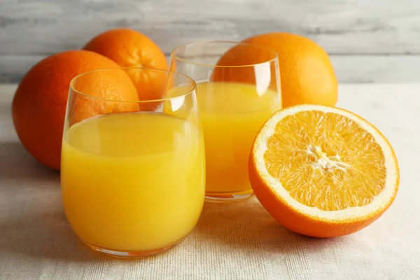 Sklenice pomerančové šťávy s plátky — Stock fotografie
