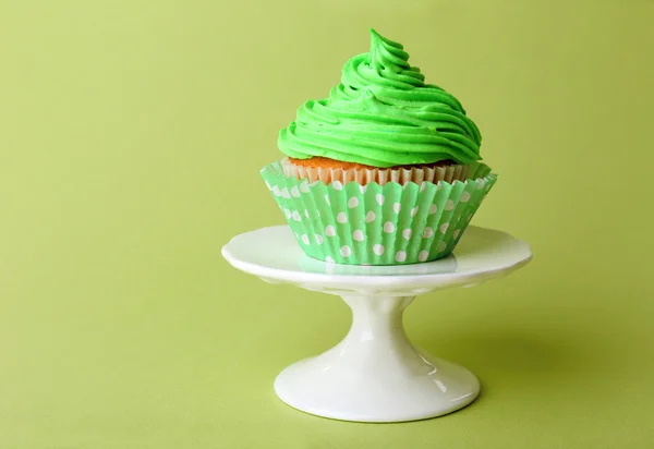 Delicious cupcake on green background — Stock Photo, Image