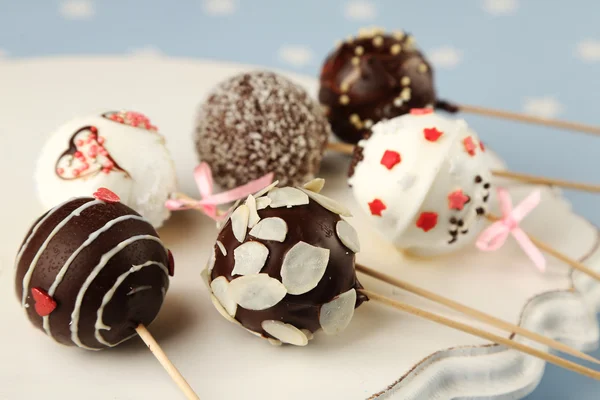 Välsmakande cake pops på plattan, närbild — Stockfoto