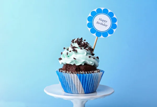 蓝色背景上的铭文与美味蛋糕 — 图库照片