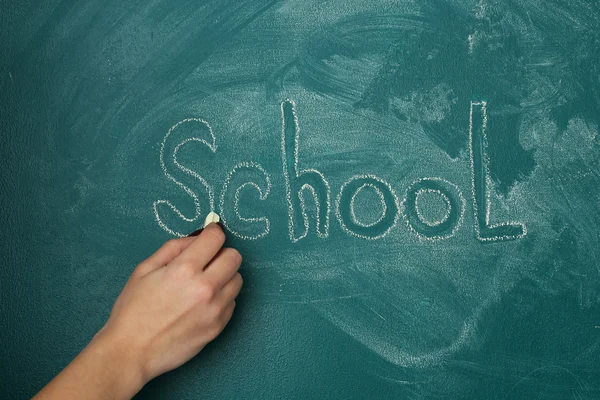 Hand schrijft op blackboard — Stockfoto