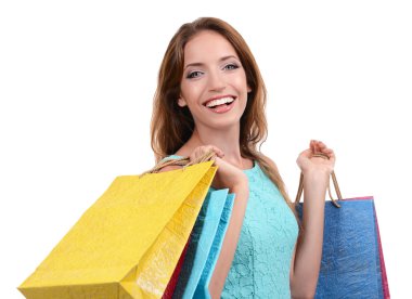 Güzel genç bir kadın alışveriş torbaları ile beyaz üzerinde izole