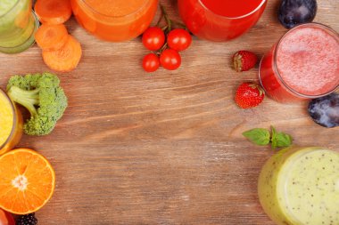 ahşap masa üstünde lezzetli taze suyu bir bardak.