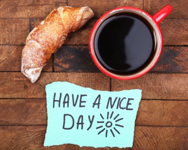 Kahve, taze kruvasan ve ahşap arka plan kartında kağıt kompozisyon