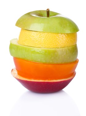 taze dilimlenmiş meyve üzerinde beyaz izole