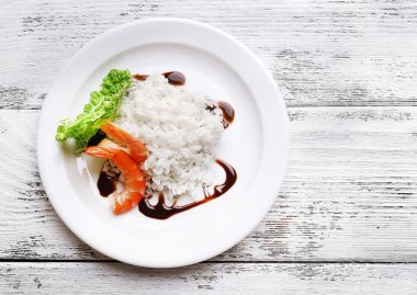 Masaya servis karides ile pirinç haşlanmış yakın çekim