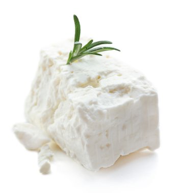 feta peyniri beyaza izole edilmiş.