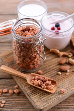 Sağlıklı kahvaltı. Granola masada