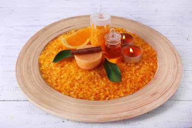 Spa natürmort renk ahşap arka plan üzerinde ahşap plaka üzerinde mum ışığı ile