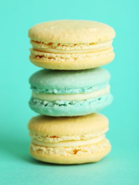 Renk arka plan üzerinde yumuşak renkli macaroons
