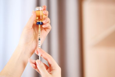 Ellerini, tıbbi şırınga ile doktor enjeksiyon için hazırlanıyor