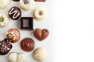Beyaz üzerine izole edilmiş lezzetli çikolata şekerlemeleri.