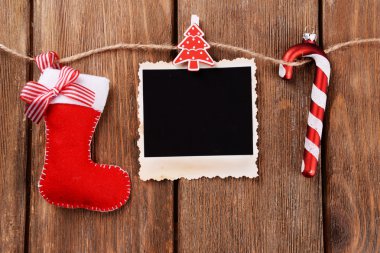 Boş fotoğraf çerçevelemek ve Noel dekor ahşap arka plan üzerinde ip üzerinde