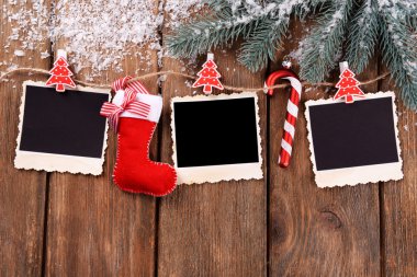 Boş resim çerçeveleri ve kar köknar ağacı ahşap masa arka plan üzerinde bir Noel dekor