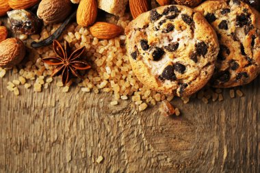 Noel baharat ve ahşap arka plan üzerinde fırın malzemeleri