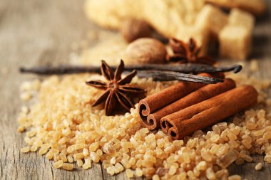 Noel baharat ve ahşap arka plan üzerinde fırın malzemeleri