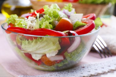 Cam tabak çatal, closeup ile peçete üzerinde Yunan salatası