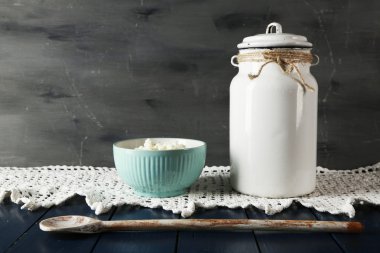 Süt kase süzme peynir dantel bardak altlığı peçete ahşap masa ve koyu arka plan üzerinde olabilir