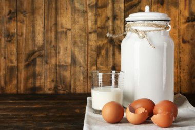 Yumurta, yumurta kabuğu ve cam rustik ahşap zemin üzerine süt olabilir