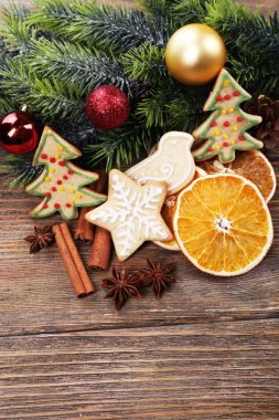 gingerbread çerezleri dilim portakal ve ahşap masa arka plan Christmas dekorasyon ile