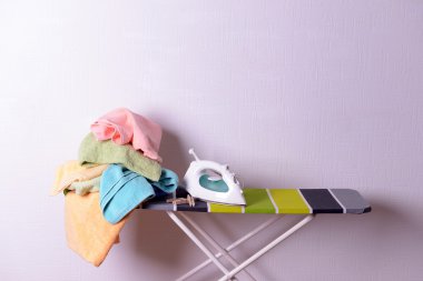 Ütü Masası ile açık renkli çamaşırlar