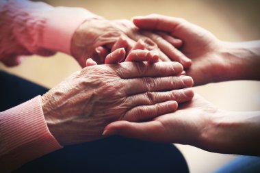Yaşlı ve genç açık renkli, closeup elele