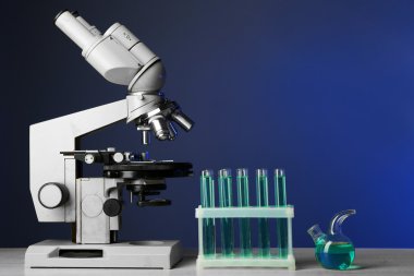 mikroskop ve test tüpleri