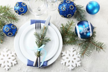 Gri masa örtüsü arka plan üzerinde şık mavi ve beyaz Noel tablo ayarı