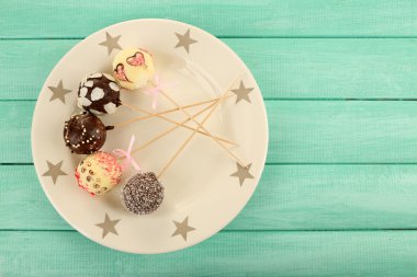 Lezzetli pasta plaka, ahşap masa üzerinde açılan