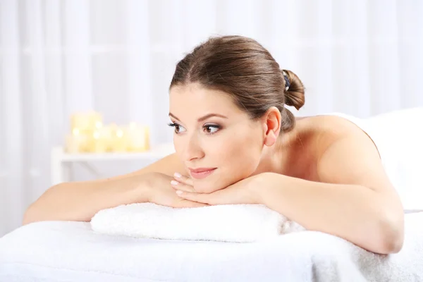 Beautiful young woman having relax in spa salon — Stock Photo, Image