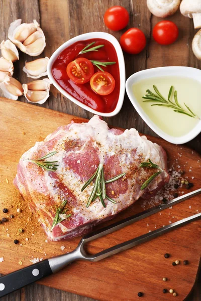 Carne crua na mesa de madeira, close-up — Fotografia de Stock