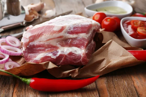 Rohes Fleisch auf Holztisch, Nahaufnahme — Stockfoto