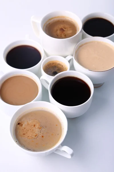 Viele Kaffeetassen auf weißem Hintergrund — Stockfoto