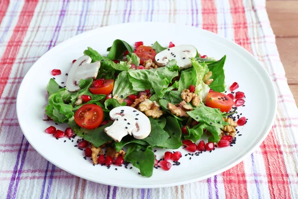 Salade fraîche avec légumes verts, grenat et épices sur la table close-up — Photo