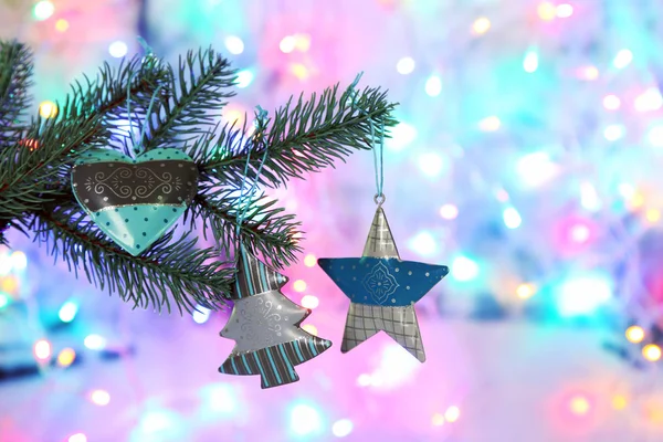 Prachtige kerstboom met speelgoed op glanzende achtergrond — Stockfoto