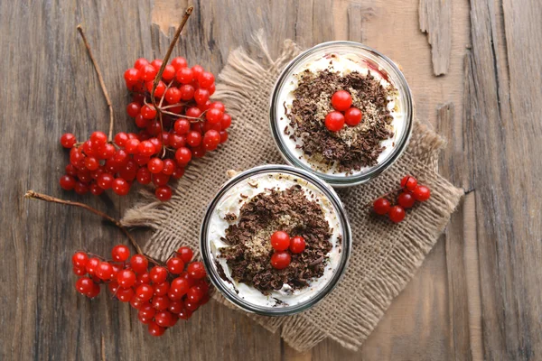 Köstliches Dessert in Gläsern auf dem Tisch aus nächster Nähe — Stockfoto