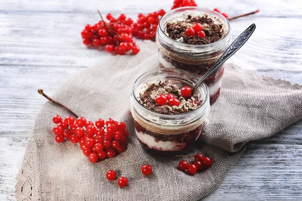 Delicioso postre en frascos en primer plano de la mesa —  Fotos de Stock