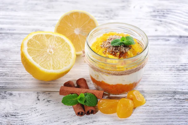 Köstliche Zitronenmarmelade auf dem Tisch aus nächster Nähe — Stockfoto